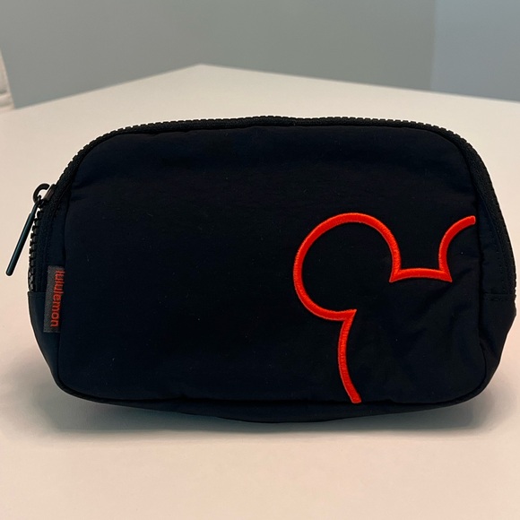NWT Disney x Lululemon Everywhere Belt Bag 1L Mickey and Logo Print Black & Red - Picture 5 of 11